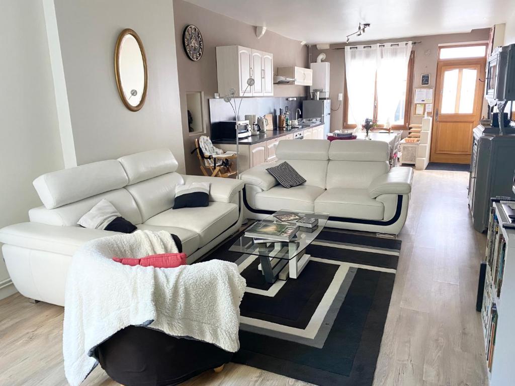 sala de estar con sofá blanco y mesa en La Maison des Remparts - Gite 3 etoiles pour 8 pers a Loches, en Loches