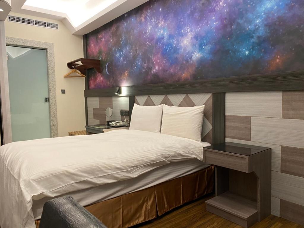 Una cama o camas en una habitación de Weifeng Boutique Business Hotel - Zhanqian Branch