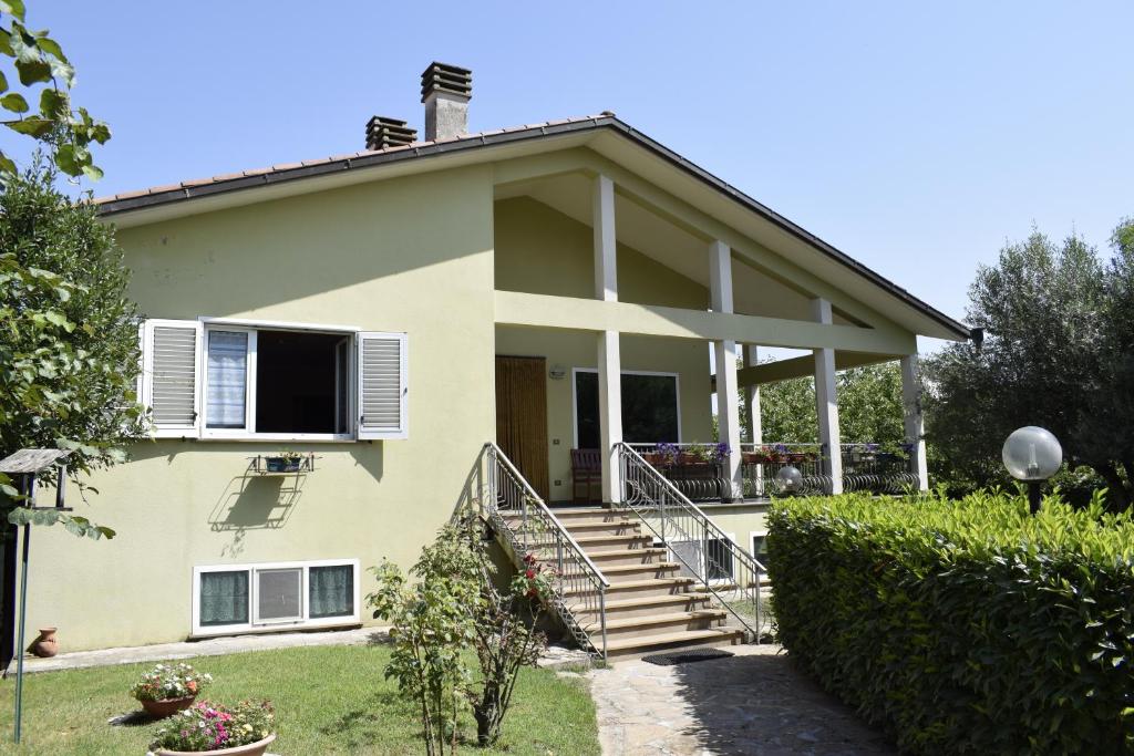 una casa con una escalera delante de ella en Casa vacanze Da Annare', en Contigliano