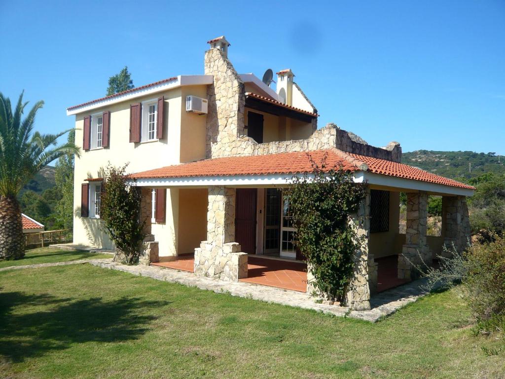 una grande casa bianca con tetto rosso di Villa Casanova a Santa Margherita di Pula