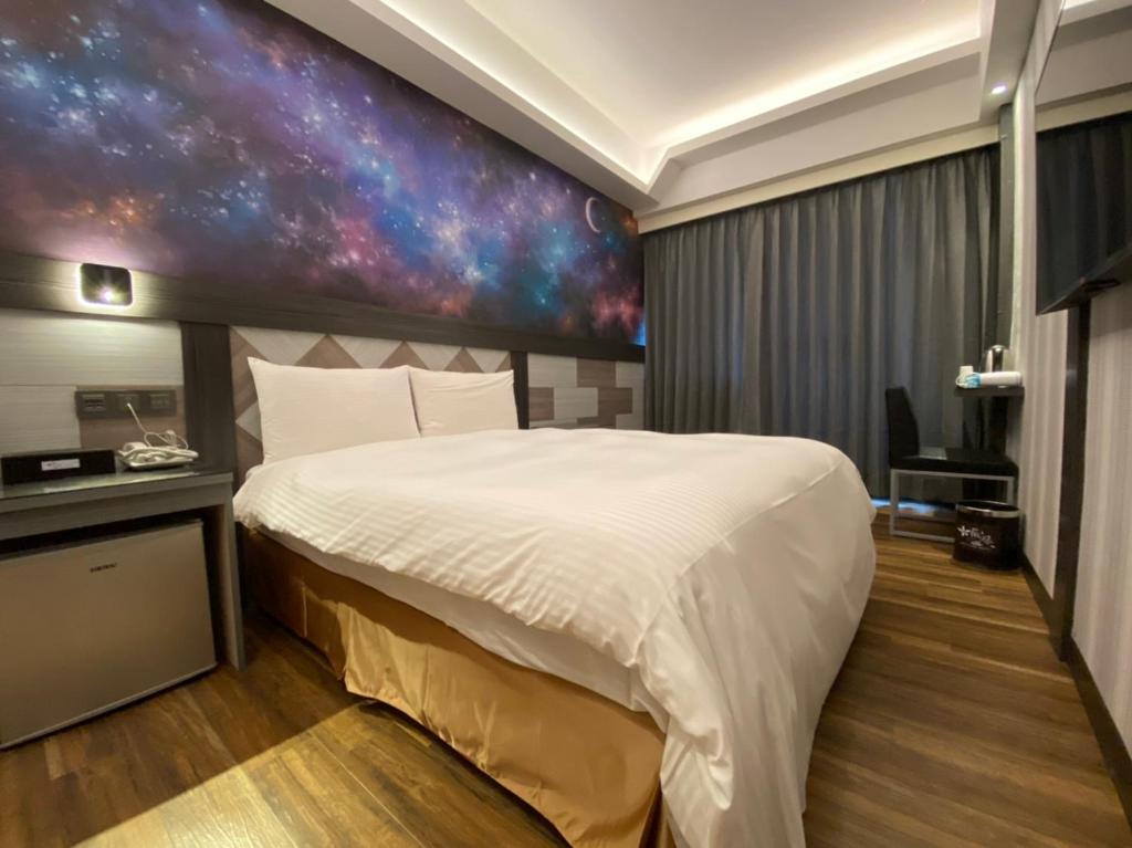 Una cama o camas en una habitación de Weifeng Boutique Business Hotel - Zhanqian Branch