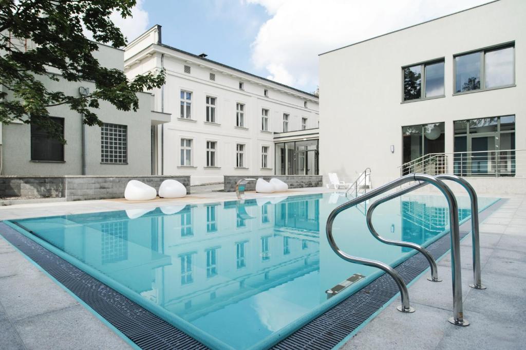 une piscine en face d'un bâtiment dans l'établissement Hotel Pałac Romantyczny, à Turzno