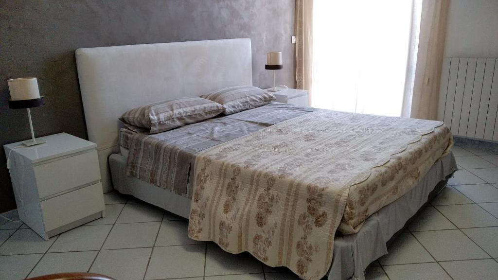 - une chambre avec un lit et une couette blanche dans l'établissement Residenza Re Umberto, à Civitanova Marche