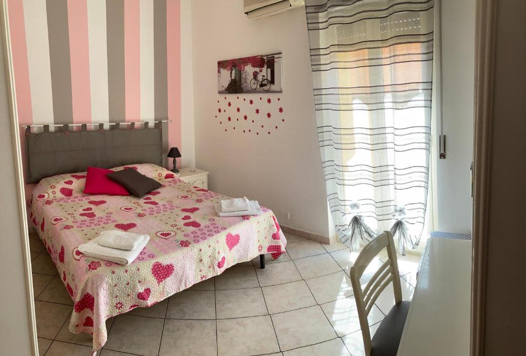 アグリジェントにあるCasa dolce casaの小さなベッドルーム(ピンクの毛布付きのベッド付)