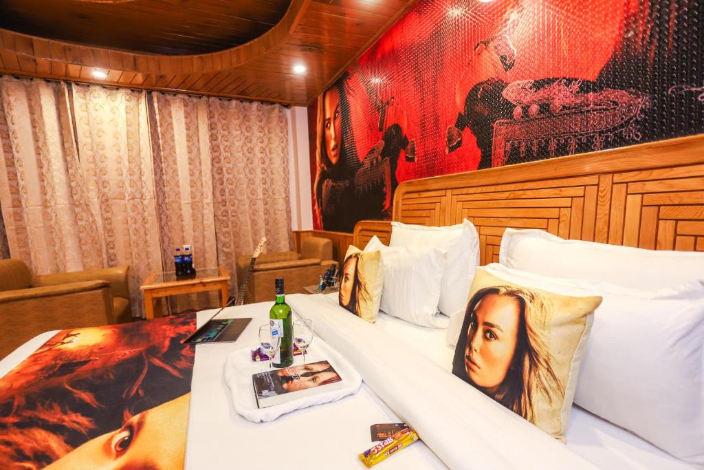 Istumisnurk majutusasutuses Hotel Smugglers Mountain View - central heated & air Cooled #Free Pick from Volvo Bus Stand