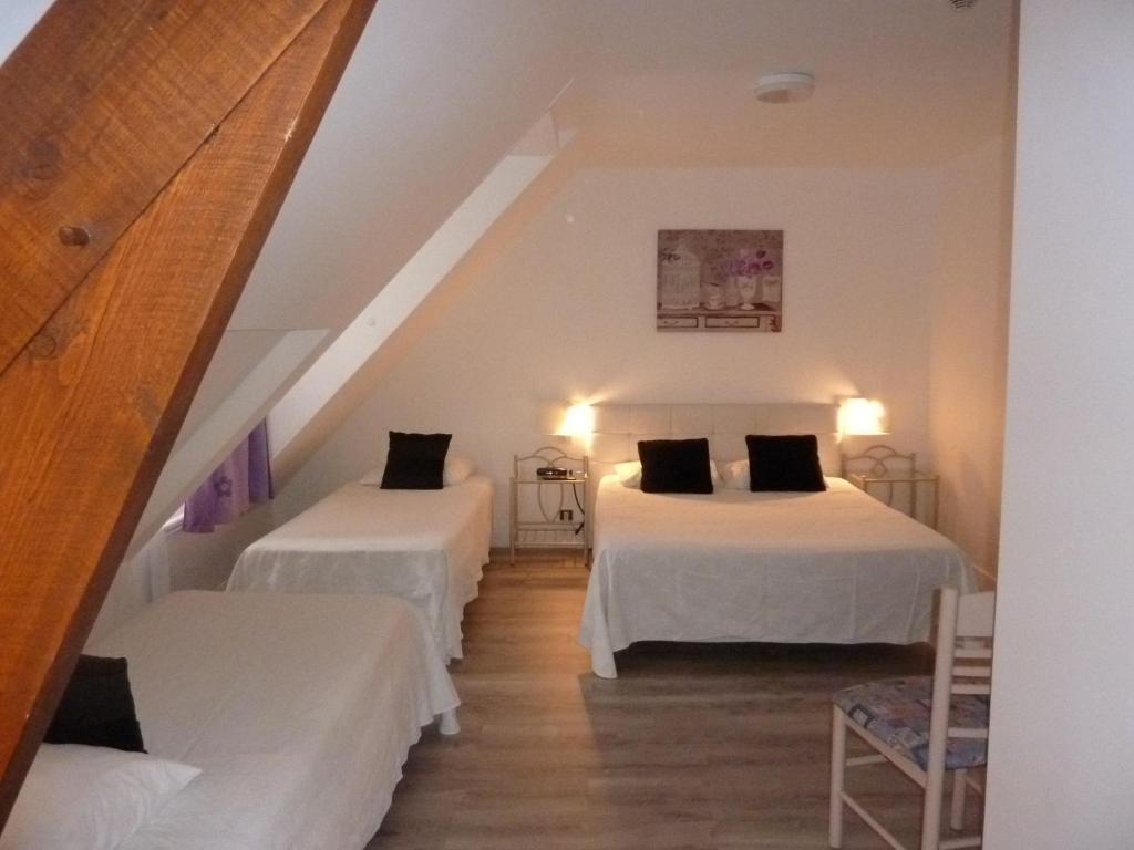 Hôtel A La Renommée - Economy Vierpersoonskamer