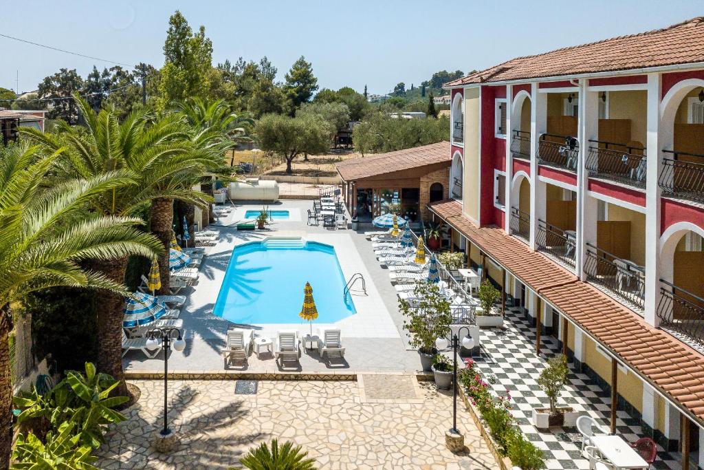 eine Luftansicht eines Hotels mit Pool in der Unterkunft Rose Club Apartments in Laganas