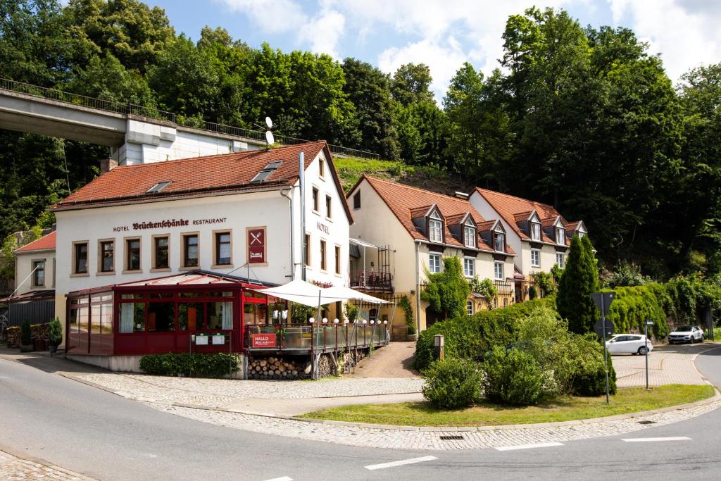 a building on the side of a road at Hotel Brückenschänke in Sebnitz