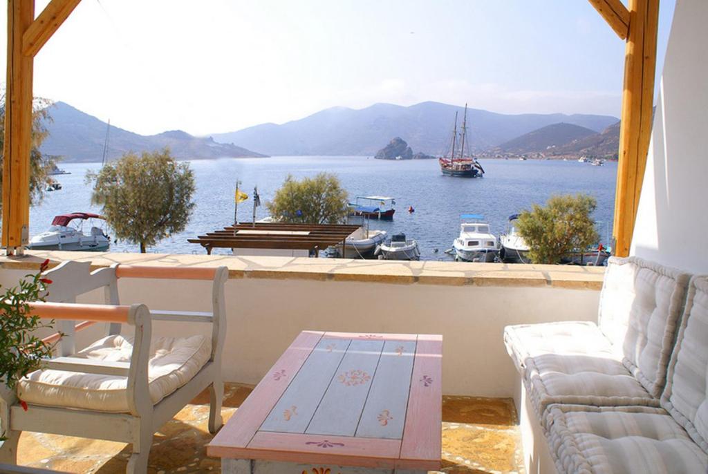 einen Balkon mit Blick auf einen Wasserkörper in der Unterkunft Apanemo in Grikos