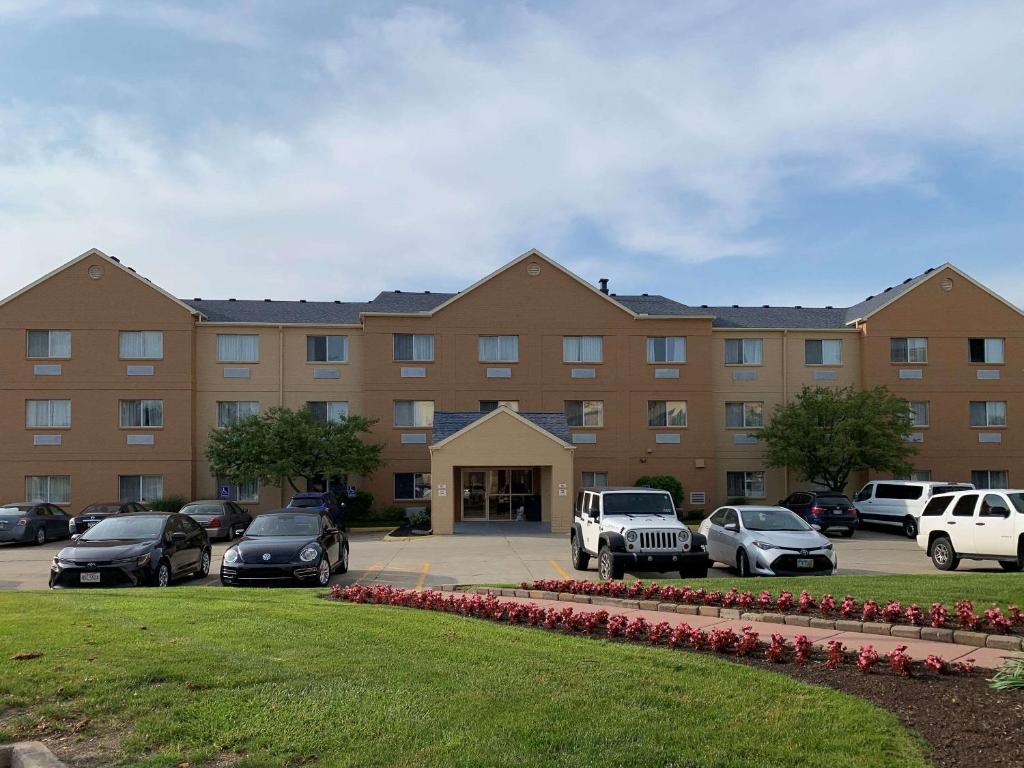 un gran edificio con coches estacionados en un estacionamiento en Clarion Inn near Wright Patterson - Dayton en Fairborn