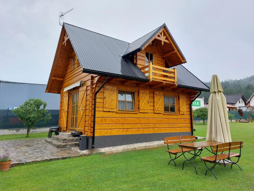 a small wooden cabin with a table at KANADYJKA domki drewniane in Niedzica