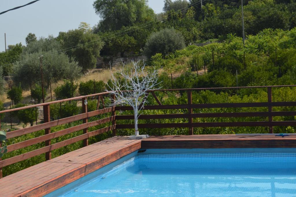 Bazén v ubytování La Terrazza di Cirico' nebo v jeho okolí