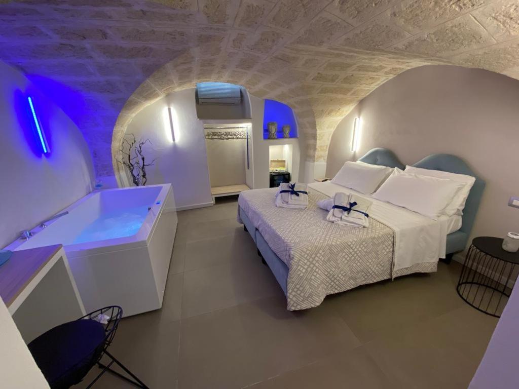 モノーポリにあるSogno D'Epoca 1822のベッド2台とシンク付きのホテルルームです。