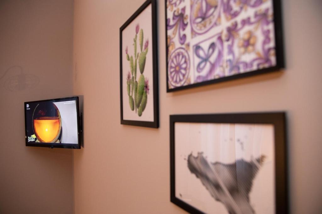 Televízia a/alebo spoločenská miestnosť v ubytovaní Hotel Marconi