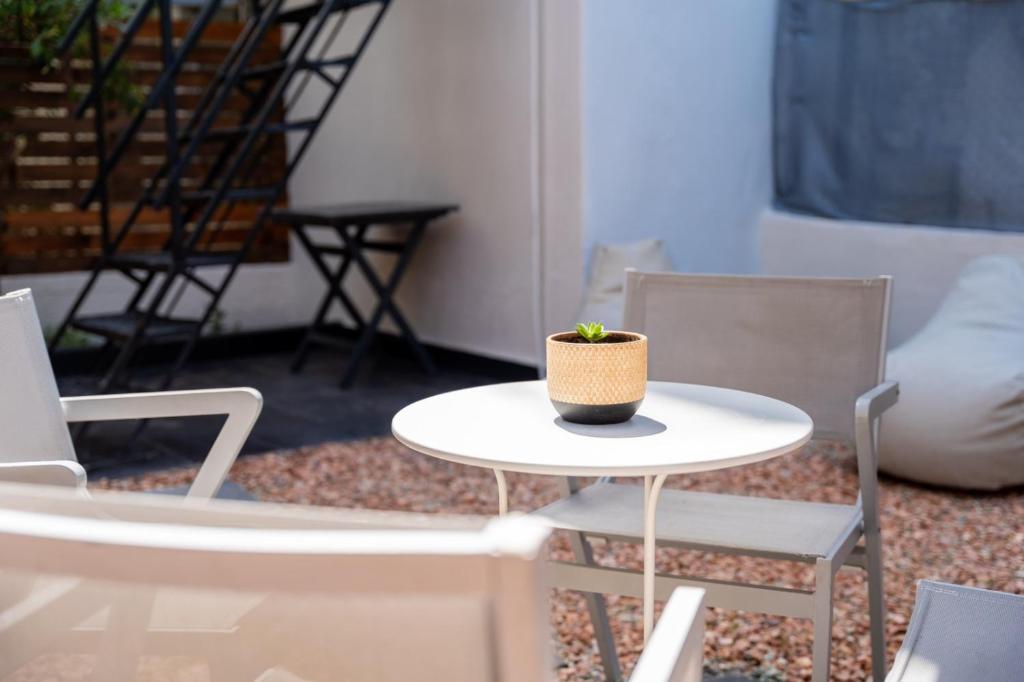 ネア・ペラモスにあるELENA 4の植物の上にテーブルと椅子