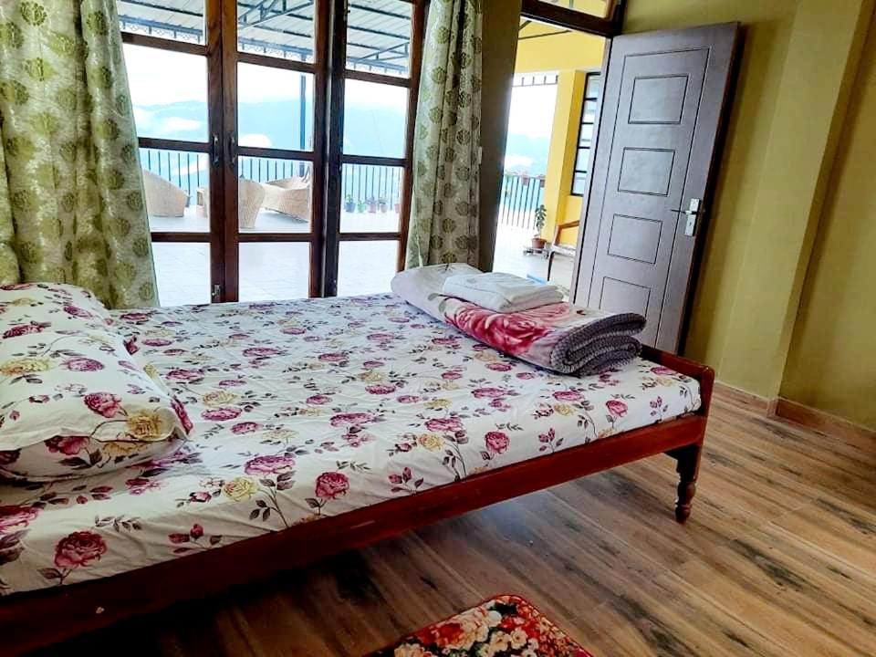 Postel nebo postele na pokoji v ubytování Kalimpong Sunrise-Inn Homestay
