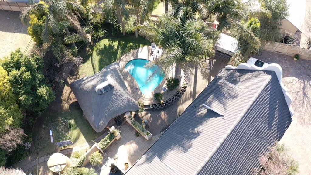 an overhead view of a house with a swimming pool at Ndzuti Guest House in Witbank