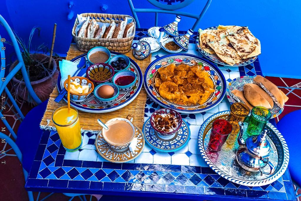 الطعام في مكان المبيت والإفطار أو بالجوار
