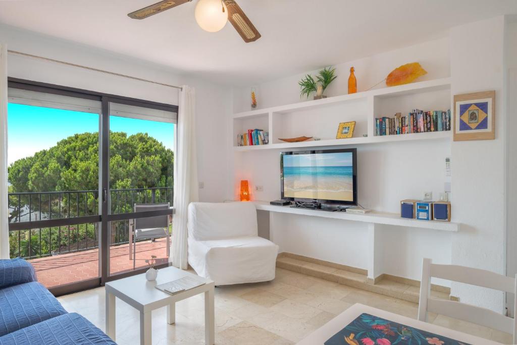 Telewizja i/lub zestaw kina domowego w obiekcie Beach Apartment Las Acacias Torrenueva