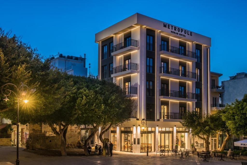 un bâtiment d'hôtel avec des personnes debout à l'extérieur dans l'établissement Metropole Urban Hotel, à Héraklion