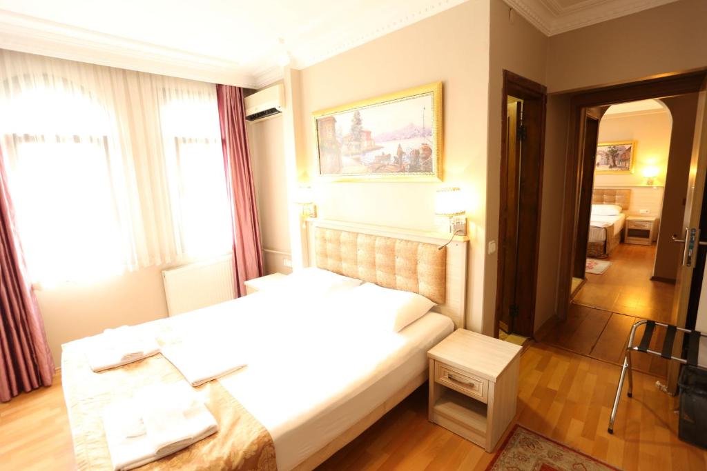 Postel nebo postele na pokoji v ubytování Tashkonak Studio Suites
