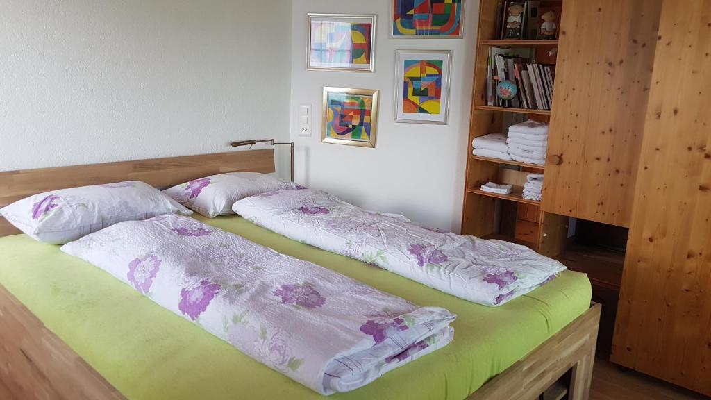 Rúm í herbergi á Traumhaftes Chalet mit Seesicht