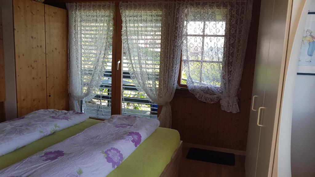 Rúm í herbergi á Traumhaftes Chalet mit Seesicht