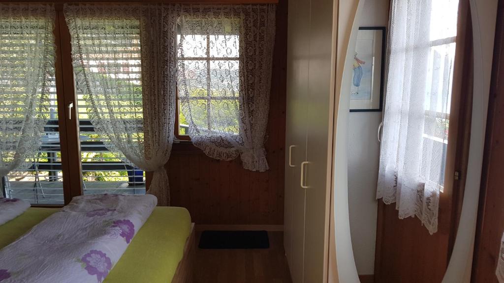 Rúm í herbergi á Traumhaftes Chalet mit Seesicht
