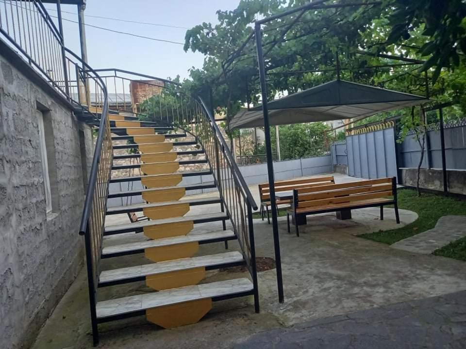 una escalera con escaleras amarillas que conducen a un edificio en Guest House Fazisi, en Kutaisi
