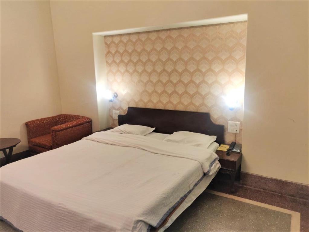 Hotel H R Palace - Deluxe Room Non A/C