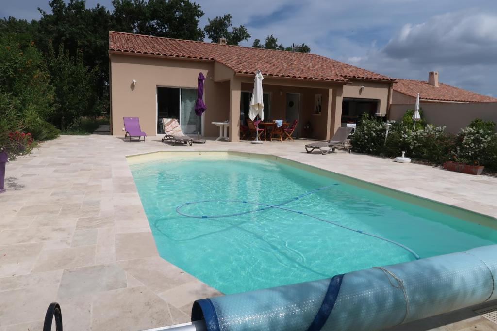 une piscine devant une maison dans l'établissement Villa gonfaron, à Gonfaron