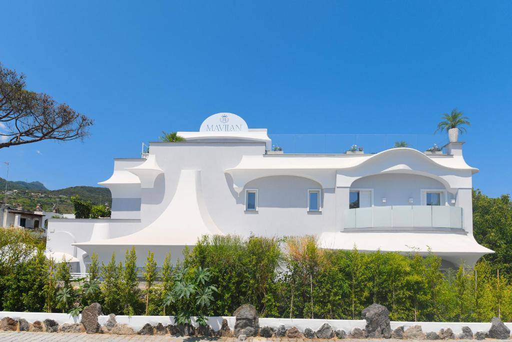 Una casa blanca con una cúpula encima. en Ischia Mavilan Luxury Apartments, en Isquia