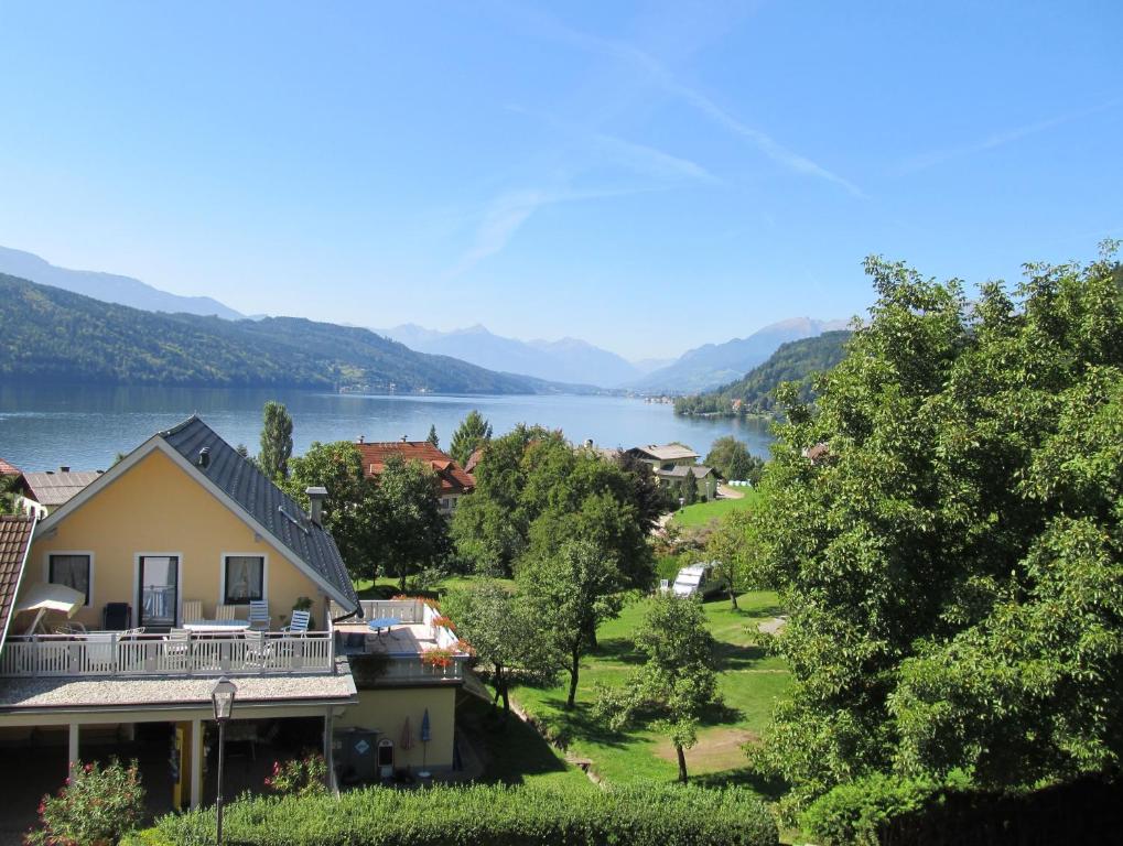 een huis met uitzicht op een meer bij Landhaus Neubauer in Millstatt