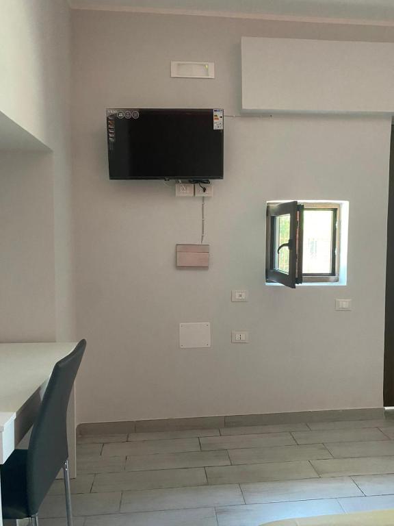 Televízia a/alebo spoločenská miestnosť v ubytovaní B&b Paradiso Settecannelle