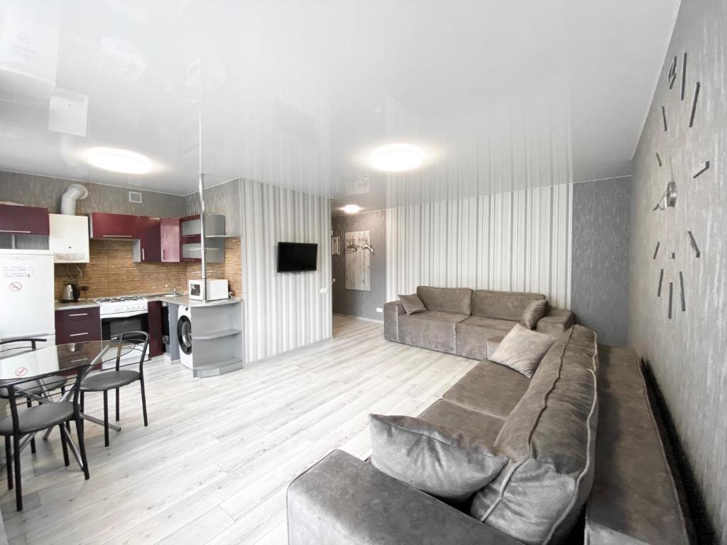 sala de estar amplia con sofá y cocina en 2-bedroom Lux Most City Area Nebereznaya Riv'era, en Dnipro