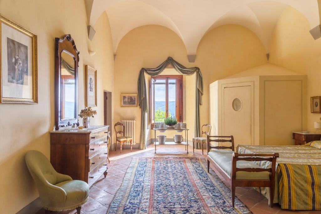 A bed or beds in a room at Castello di Volognano