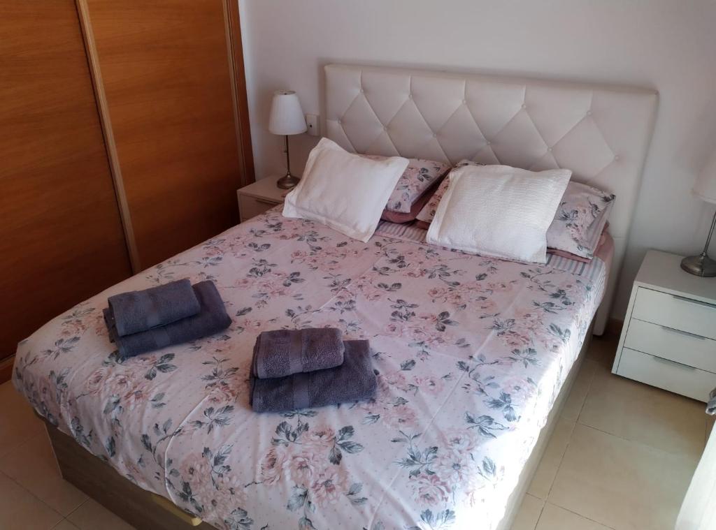 El RomeroにあるExquisite 3 Bed Apartment with private Jacuzziのベッドルーム1室(枕2つ付)