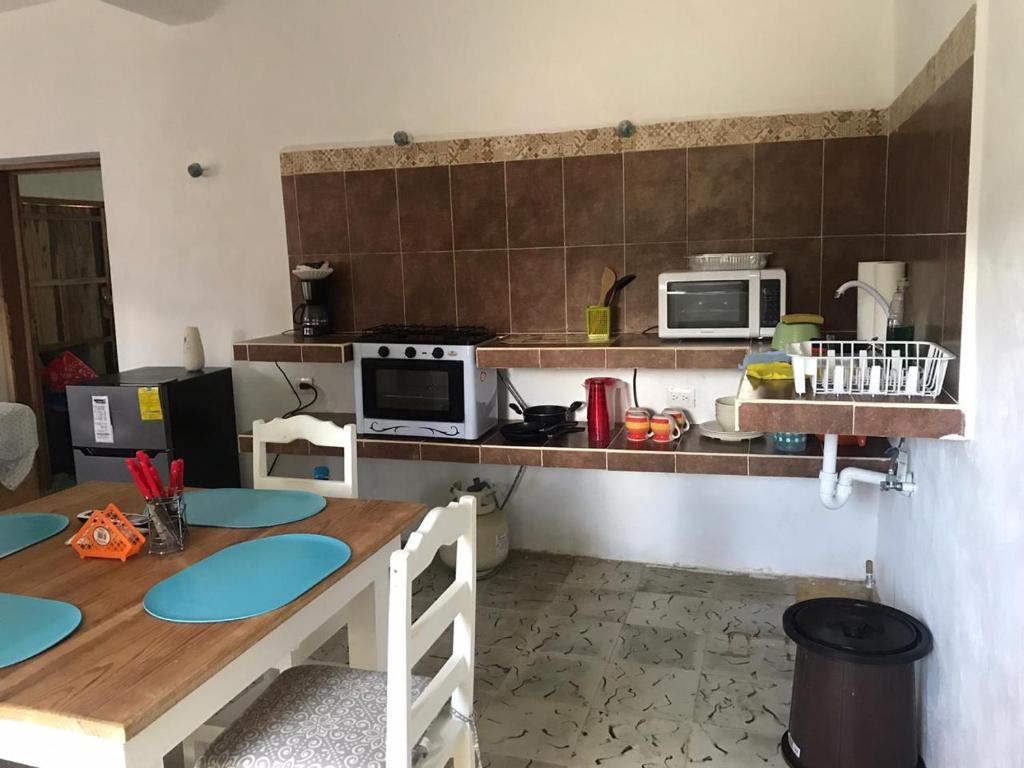 una piccola cucina con tavolo e forno a microonde di 1 and 2 separate bedrooms for rent a San Crisanto