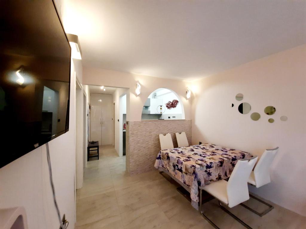 TV a/nebo společenská místnost v ubytování Split Symphony Garden: Modern, new Apartment (4+1), 5 min walk to ˝Firule˝ SAND BEACH, 12 min walk to CITY CENTER