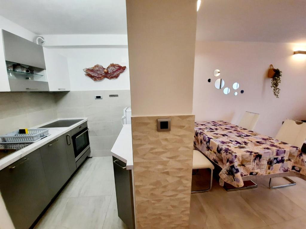Kuchyň nebo kuchyňský kout v ubytování Split Symphony Garden: Modern, new Apartment (4+1), 5 min walk to ˝Firule˝ SAND BEACH, 12 min walk to CITY CENTER