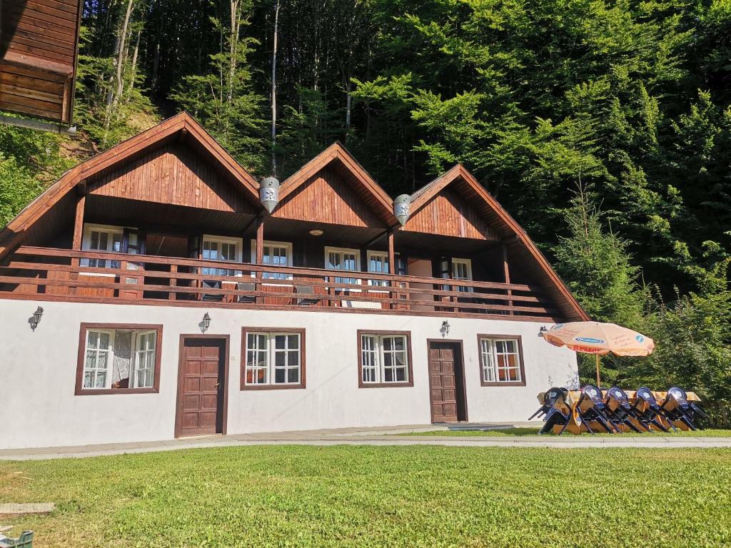 ein großes Haus mit Balkon darüber in der Unterkunft Fontana erdélyi vendégház in Odorheiu Secuiesc