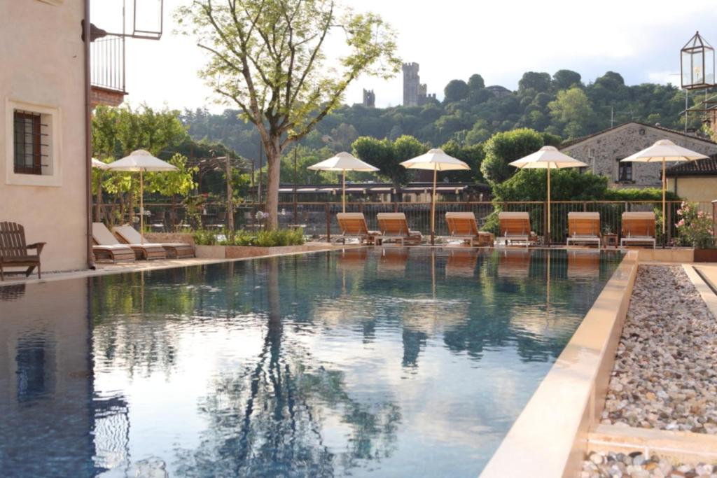 Bazén v ubytování Corte Regia Relais & Spa nebo v jeho okolí