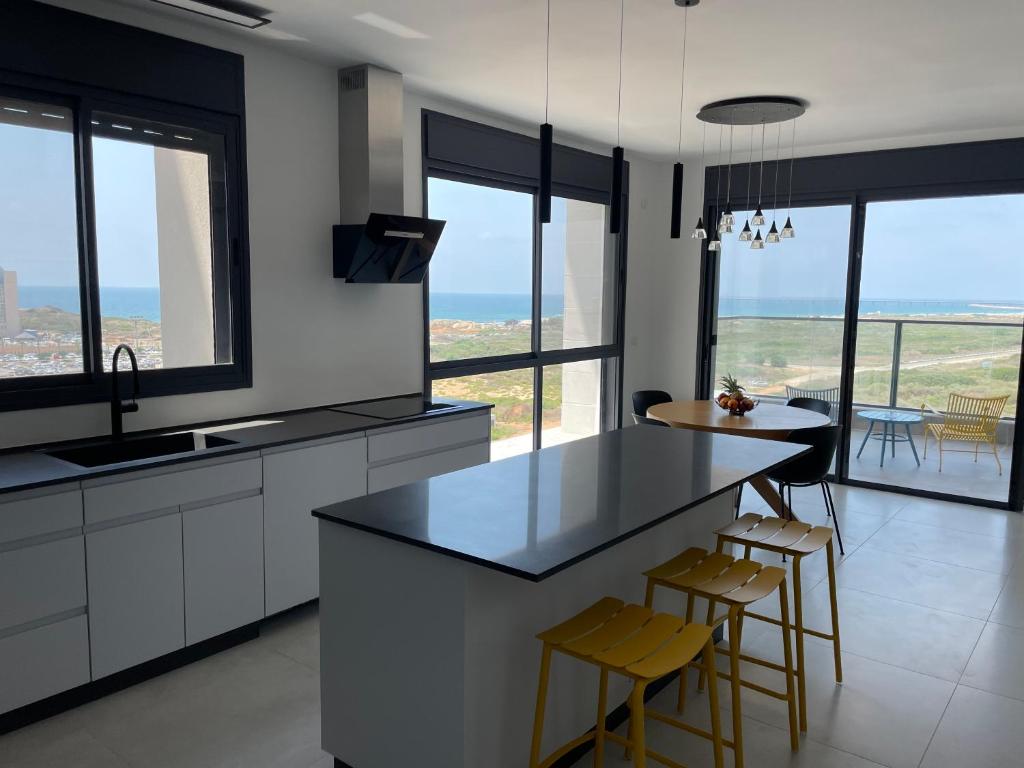 Virtuvė arba virtuvėlė apgyvendinimo įstaigoje #דירת יוקרה על הים Sunset Beach Apartment#