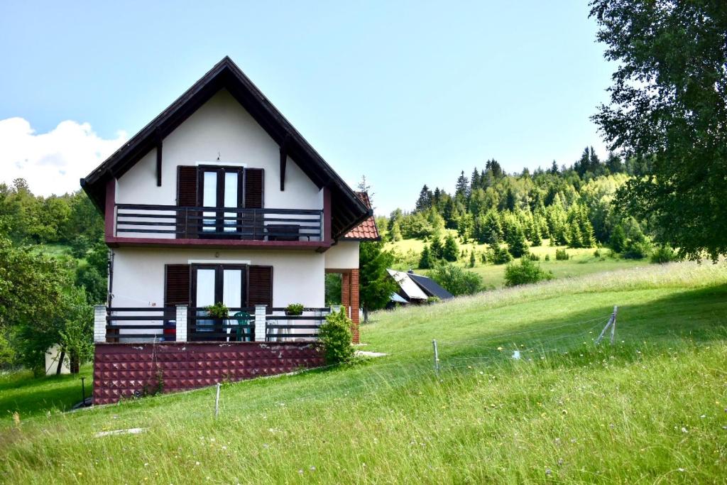 een klein huis op een heuvel in een veld bij Holiday Home Amzici in Amzići