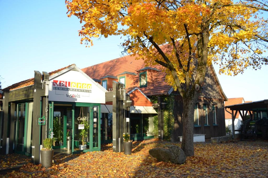 ein Gebäude mit einem Baum davor in der Unterkunft velcrea in Willebadessen