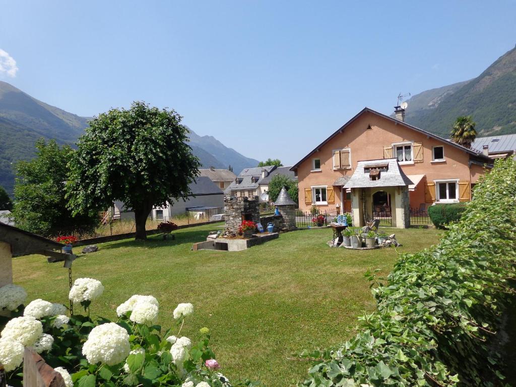 吕兹-圣索沃尔Chez Corine Marque Bastampe的前面有鲜花的院子的房子