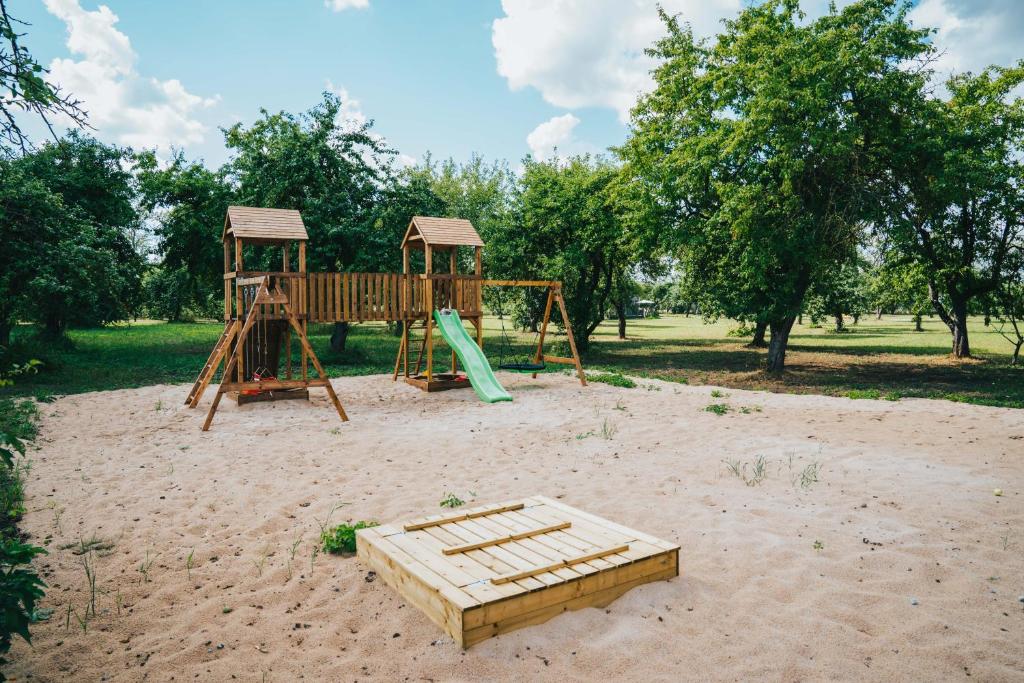 Herní místnost nebo prostor pro děti v ubytování Guest house Lilac in apple tree park
