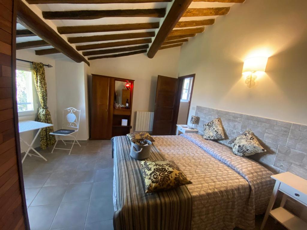 a bedroom with a large bed in a room at La Tosca in Laiatico