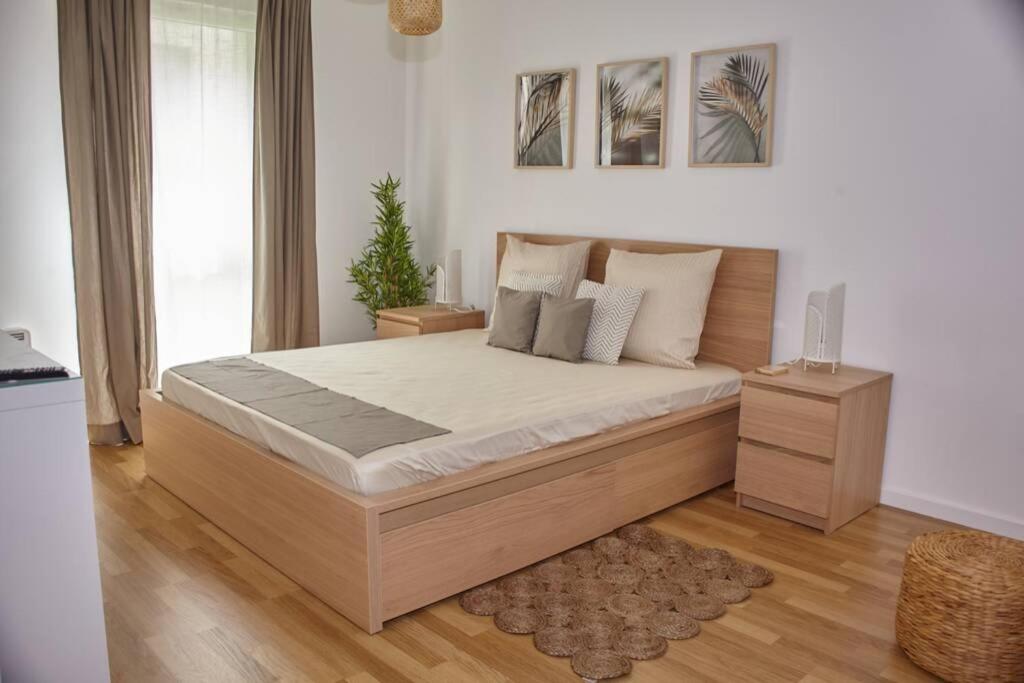 sypialnia z dużym łóżkiem w pokoju w obiekcie La vallée des Hortillonages w Amiens