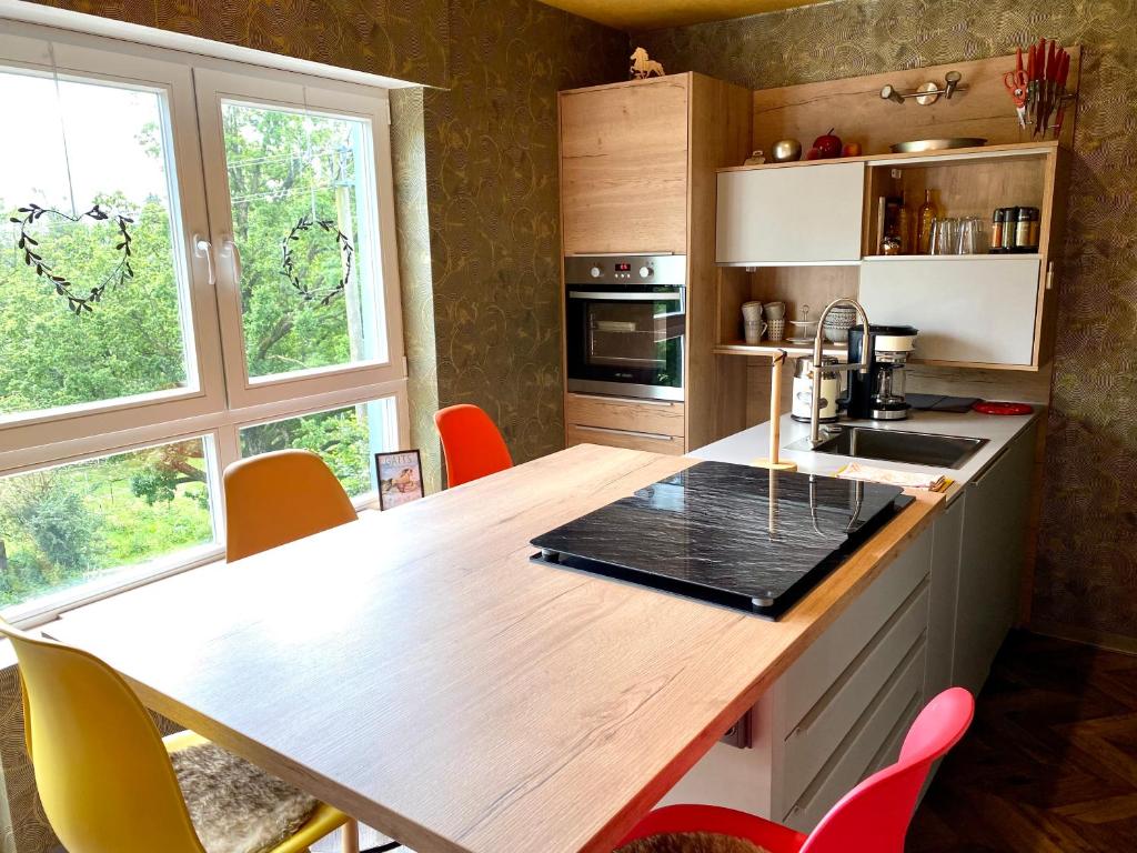 cocina con encimera de madera y mesa en Maisonette - 2 Schlafzimmer - Wohn-Küche - Balkon - Hohes Venn - Monschau - Eifel - Hunde willkommen beim Hof Vierzehnender - Islandpferde, en Monschau